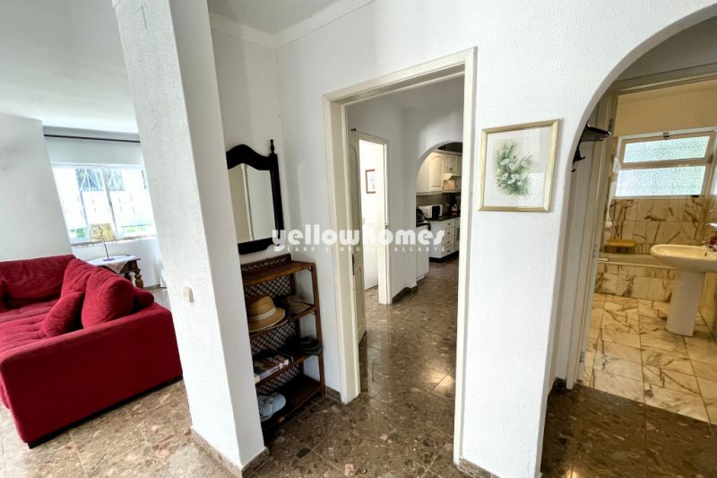 Acolhedor T2 no rés-do-chão com piscina e jardim comum em Quarteira